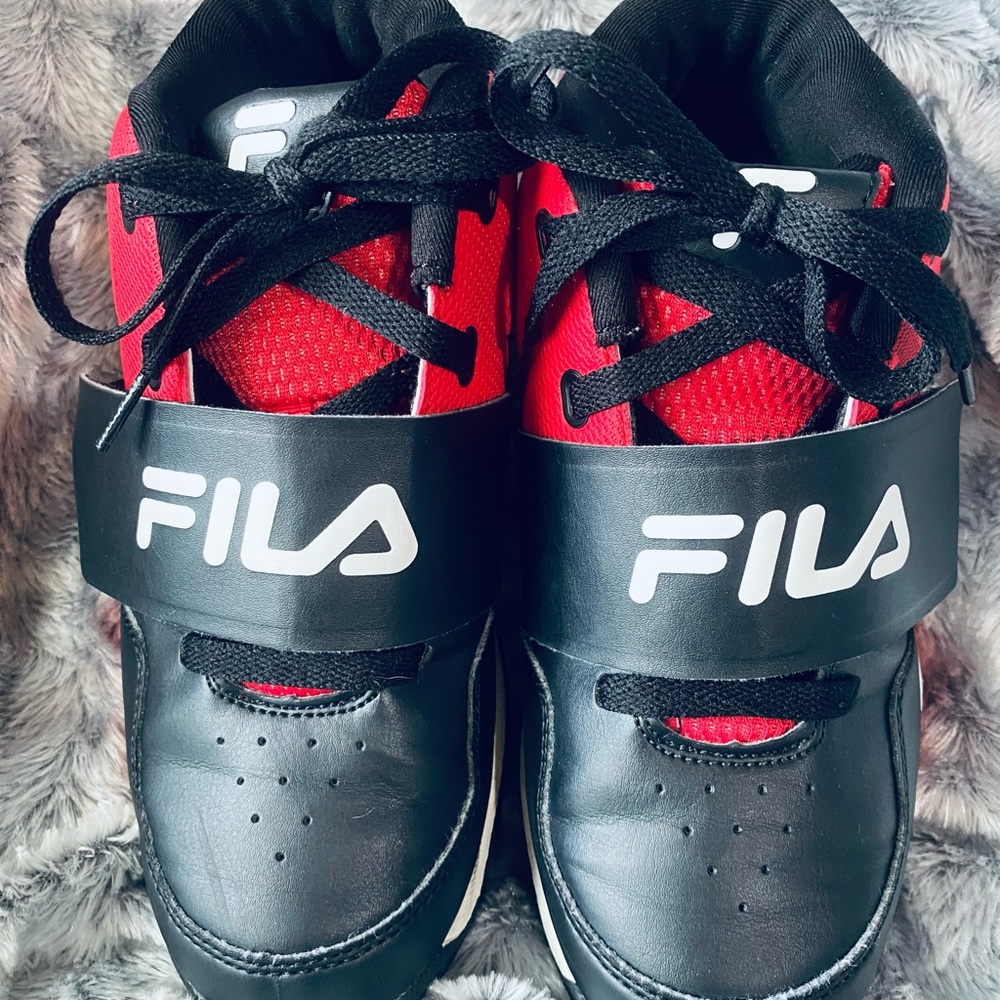 Black/Red/White Fila Skybuzzer 2 Kids Basketball Size 5.5-Great Condition